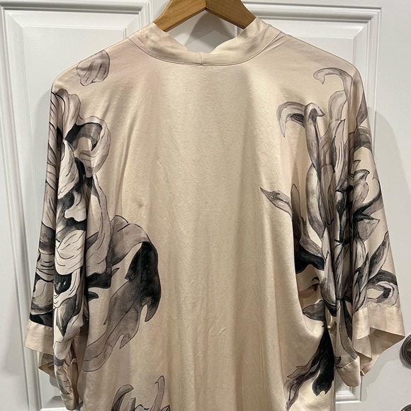 Kim + Ono Floral Kimono robe 100% silk - Picture 11 of 12